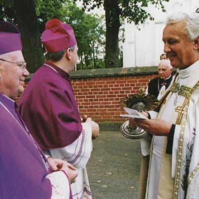 Klebonas G. Pusinaitis Pasitinka Vyskupus Rimanta Norvila Ir Juoza Zemaiti 2003