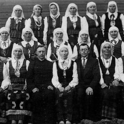 Moteru Kataliku Organizacijos Nares Su Vikaru Povilu Grabliku Ir Vargoninku Jonu Augustausku